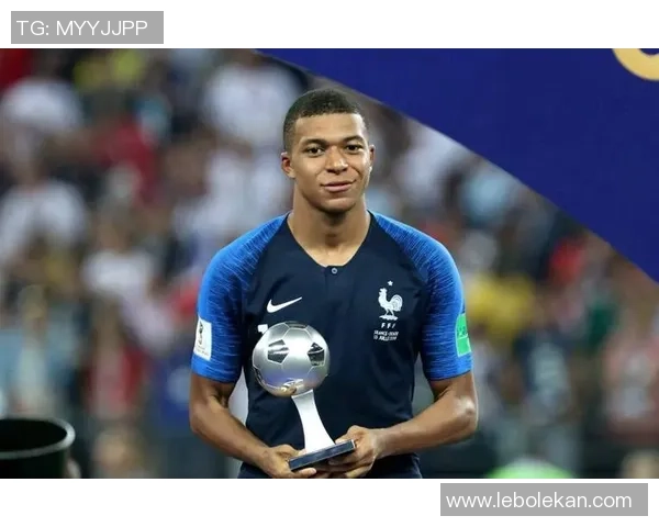 姆巴佩球星卫衣连帽足球运动风格潮流服饰个性时尚搭配推荐